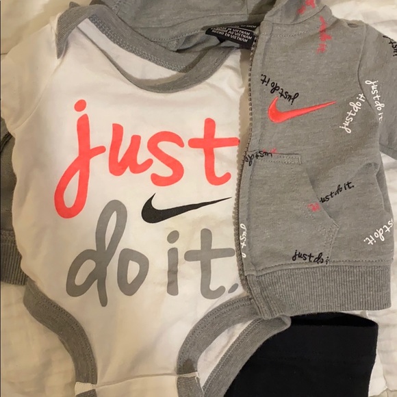 Newborn original Nike bundle of 3 - Picture 3 of 8